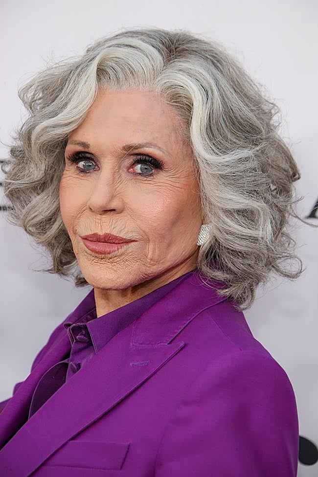Jane Fonda con un cabello cuidado en gris.