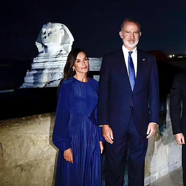 La reina Letizia ha llevado un vestido azul klein.
