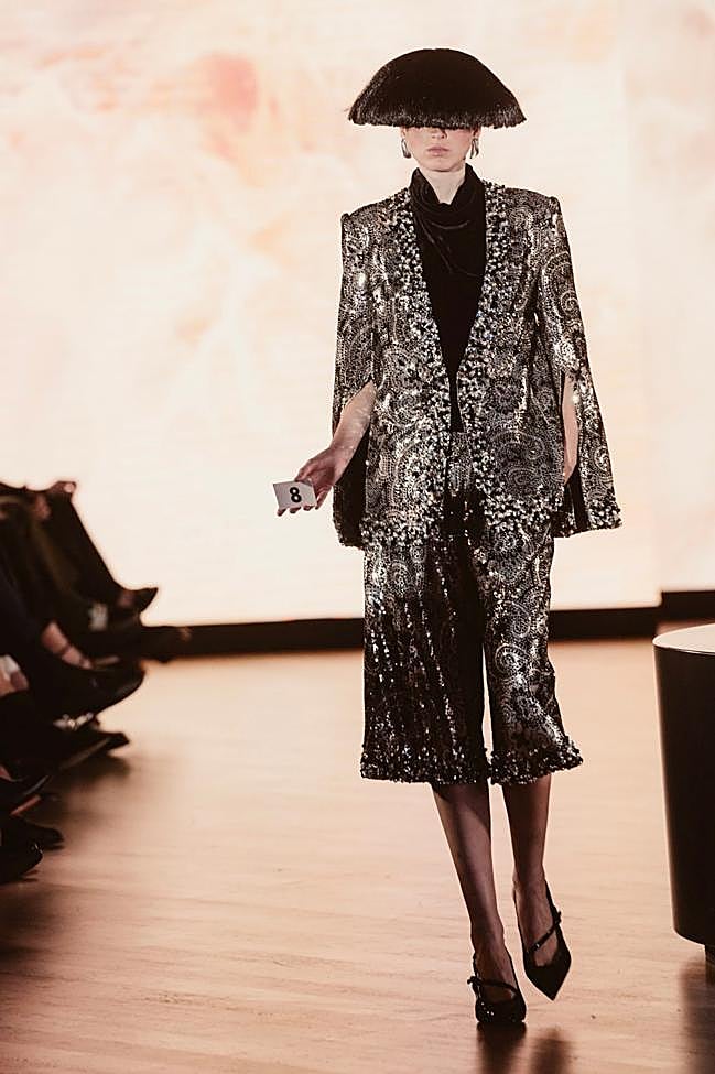 El traje de chaqueta y pantalón sobre la pasarela.