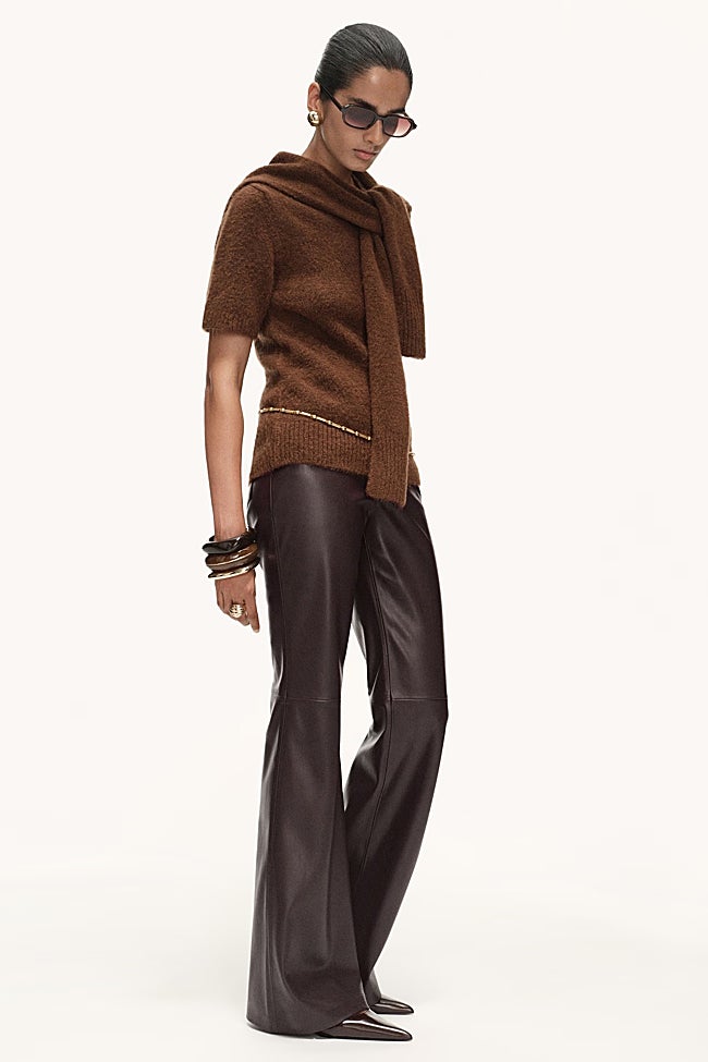 Pantalón efecto piel de Mango (39,99 euros)