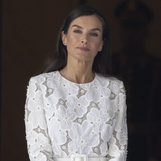 La reina Letizia se pone un vestido de novia en El Cairo: arrasa con un espectacular vestido blanco de encaje