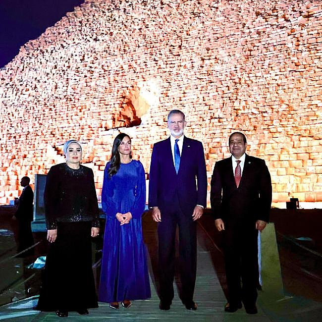 Letizia ha llevado zapatos plateados.