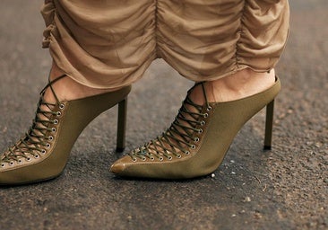 Mujer con zapatos originales