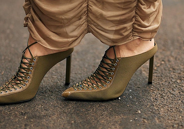 Mujer con zapatos originales