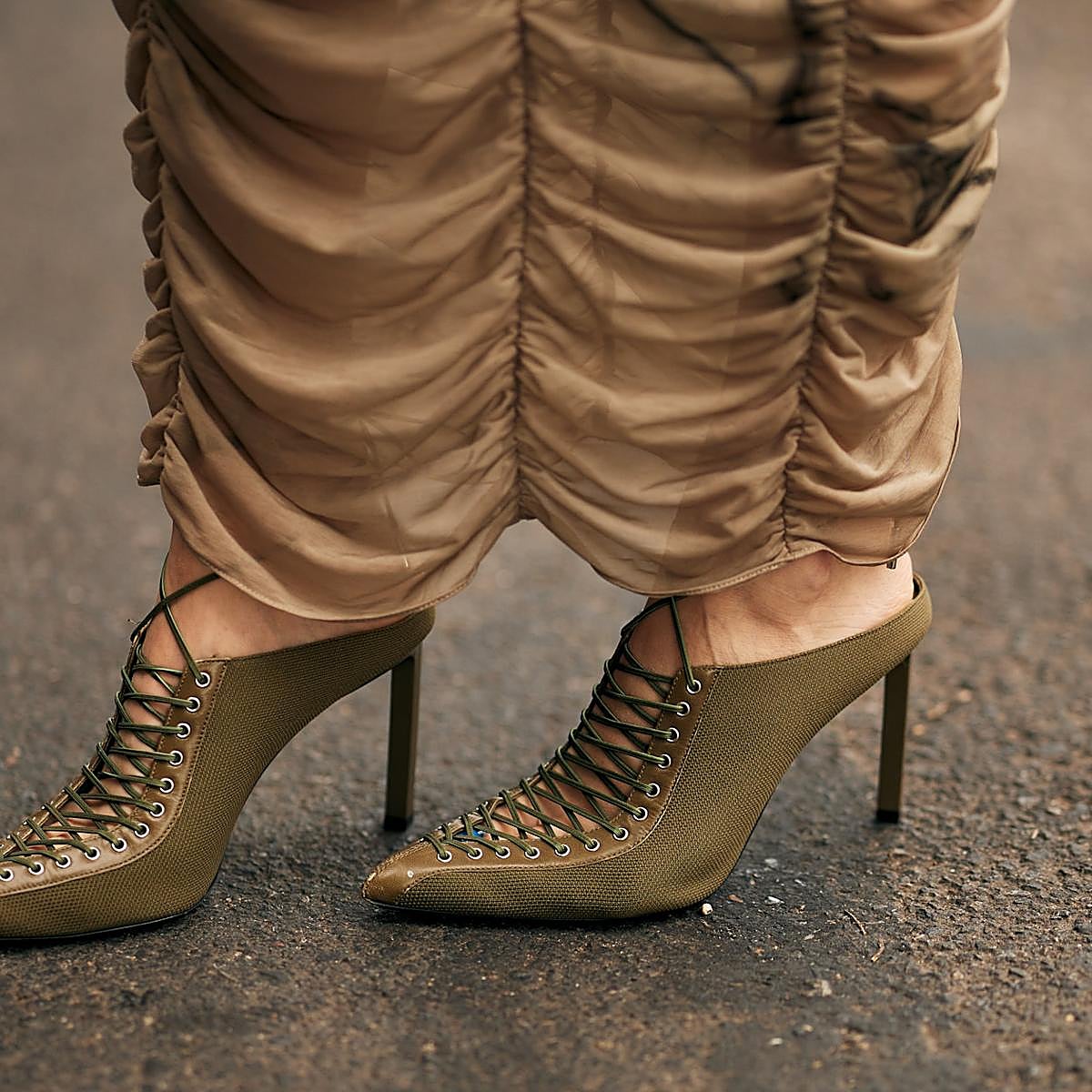 Mujer con zapatos originales