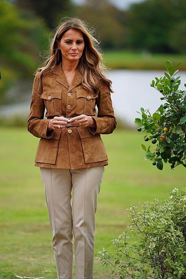 Melania Trump con una chaqueta de ante.