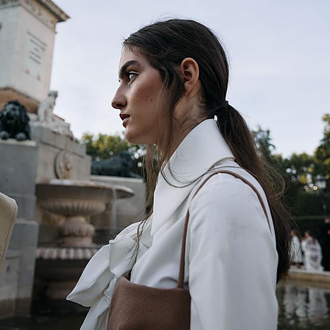 La coleta baja creada por Keune tiene la diferencia de llevar las patillas sueltas para darle un toque más original.