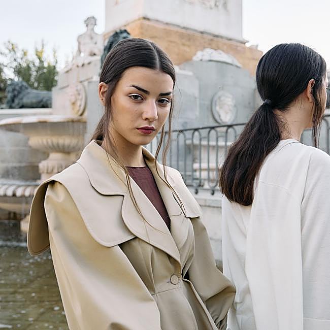 Otra clave de esta coleta baja es la raya en el centro.