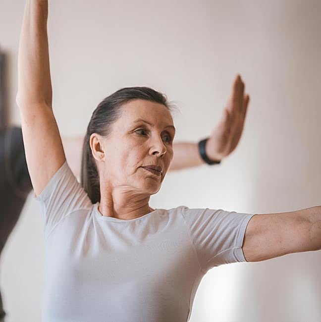 Mujer haciendo ejercicios de estiramientos.