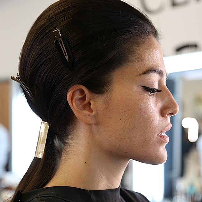 El maquillaje de ojos con eyeliner rasgado protagonizó el desfile de Johana Calderón.