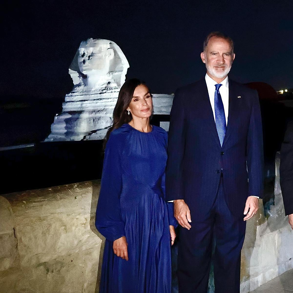 Los reyes Felipe y Letizia, frente a la Gran Esfinge.