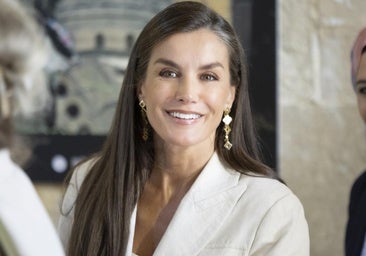 La reina Letizia homenajea la moda egipcia con un look muy favorecedor: americana entallada y pendientes especiales