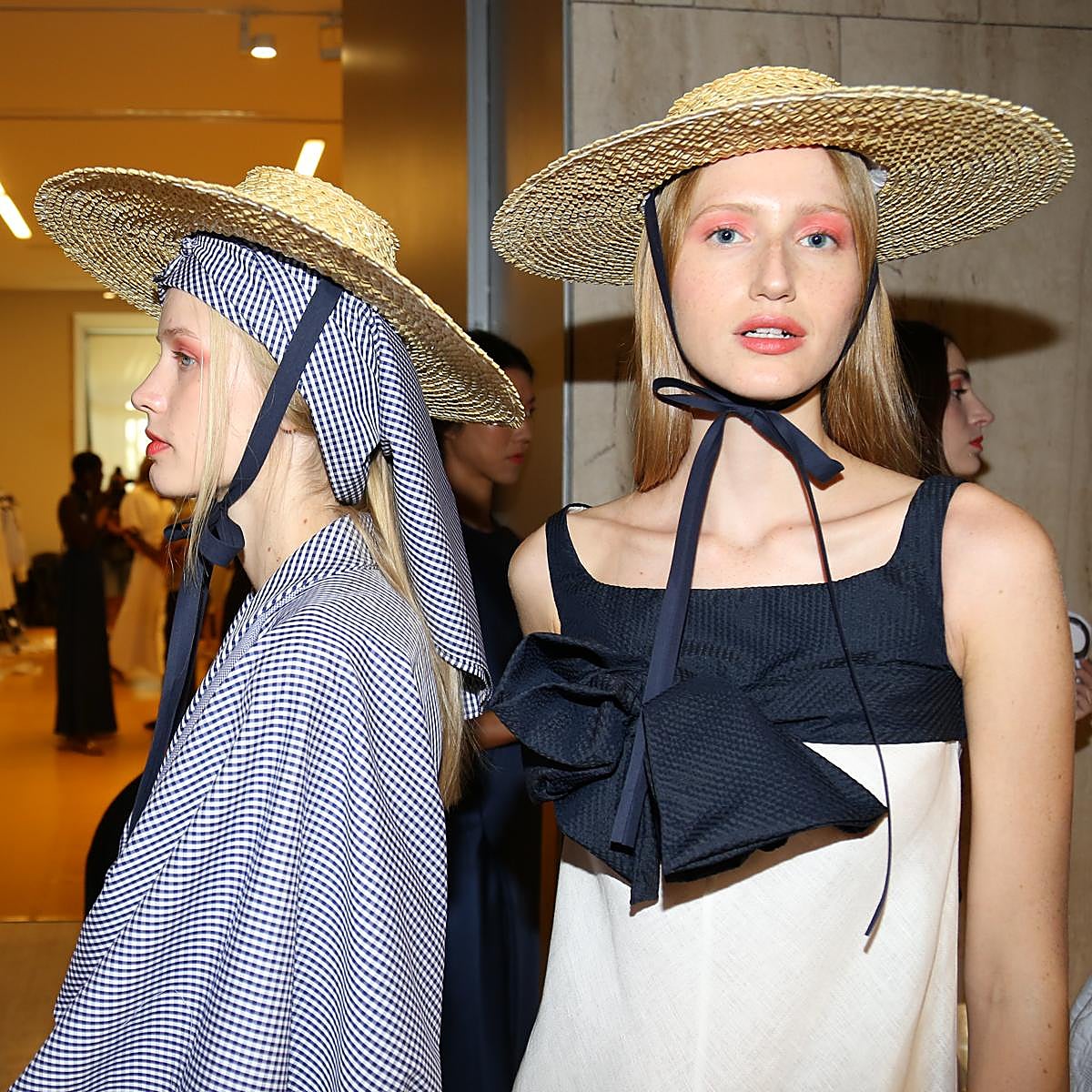 Maquillaje rosa monocolor visto en el desfile de Devota&Lomba de Madrid es Moda.