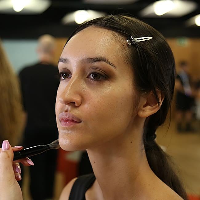 Piel impoluta, cuidada y luminosa. Maquillaje visto en el desfile de Simof de Madrid es Moda.