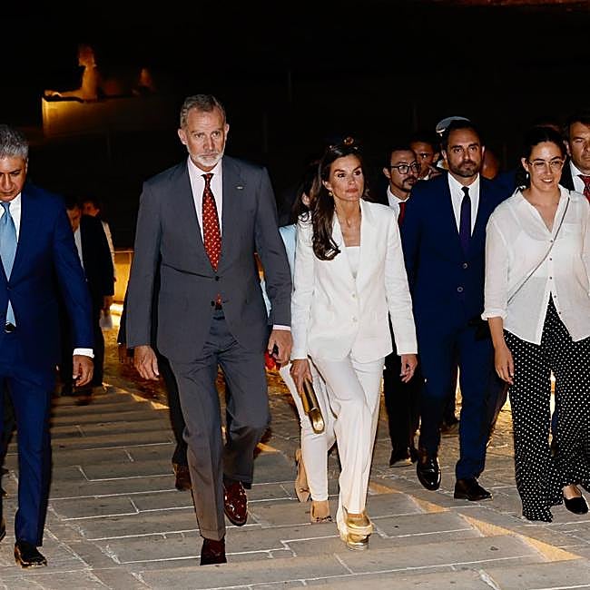 El rey Felipe VI y la reina Letizia durante la visita.
