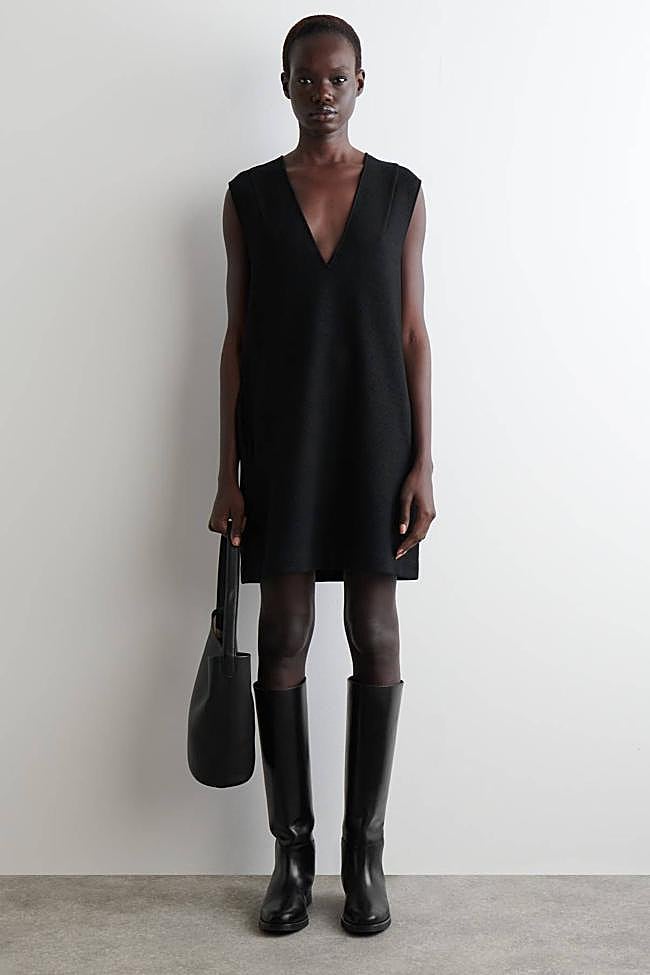 Vestido corto de lana con cuello de pico (89€)