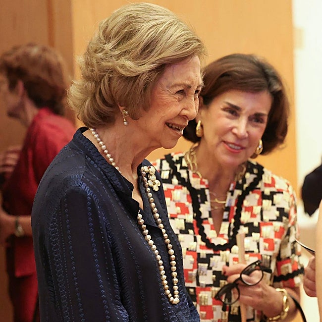 La reina Sofía durante la recepción en la embajada.