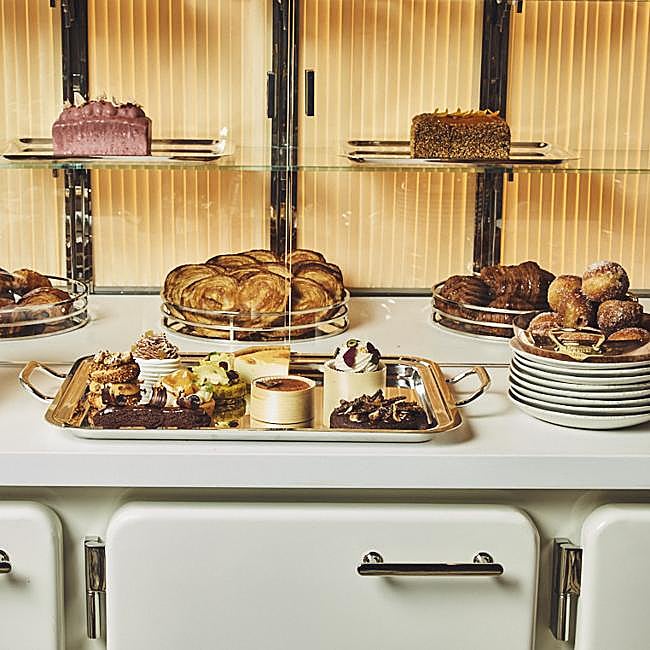 La propuesta dulce de la pastelería del Brach Madrid se inspira en la repostería francesa elaborada con sabores locales.