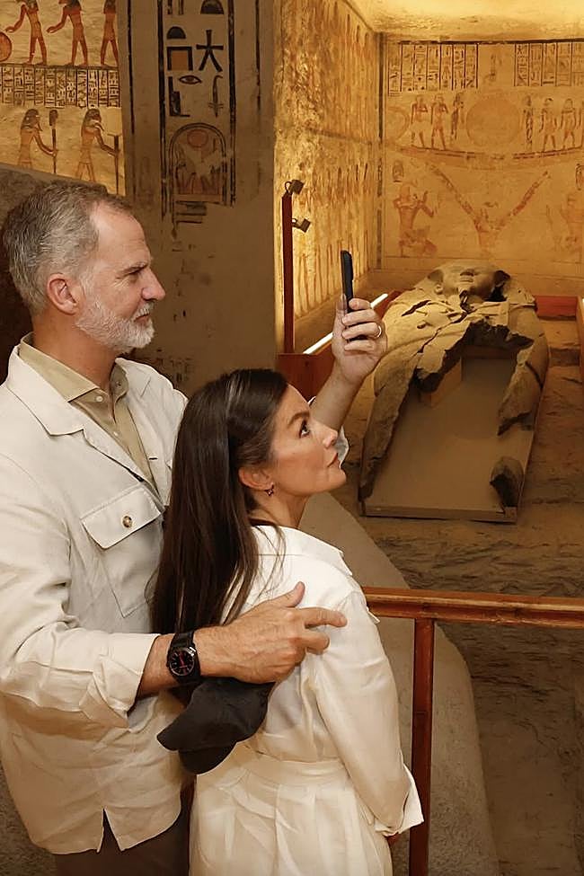 El rey Felipe nopudo evitar realizar varias fotos durante su recorrido por algunas tumbas faraónicas en Luxor.