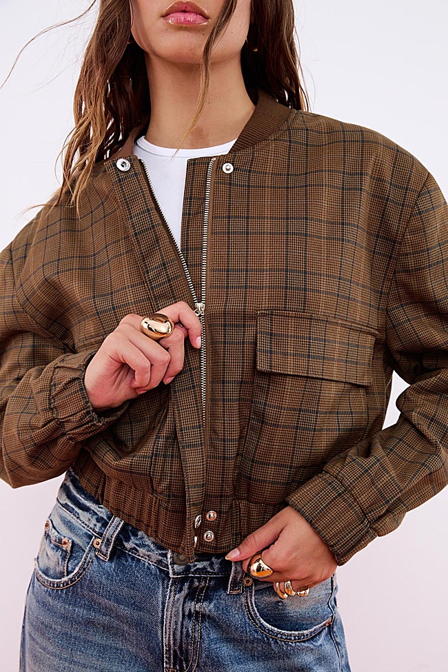 Chaqueta estampada de cuadros de Stradivarius (35,99 euros)