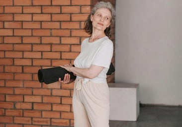 Mujer haciendo ejercicio con esterilla.