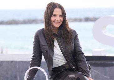 Juliette Binoche en el Festival de San Sebastián con look de cuero