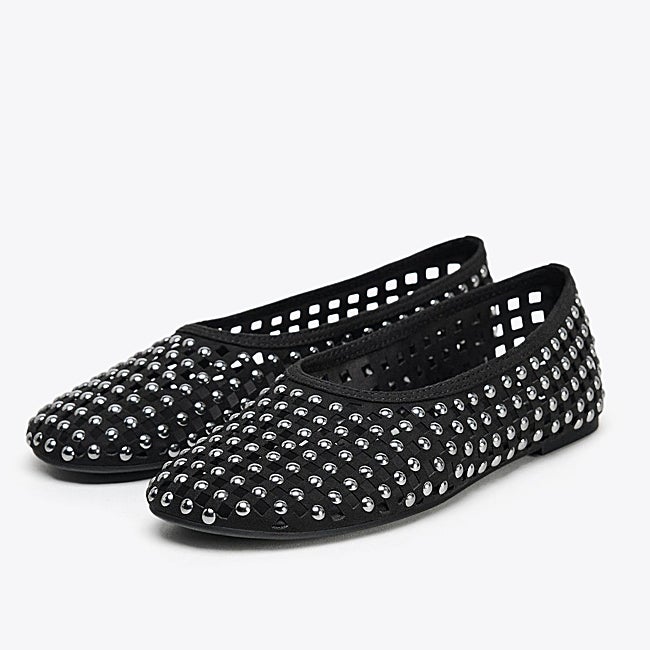 Zapatos con tachuelas de Zara (39,99 euros)