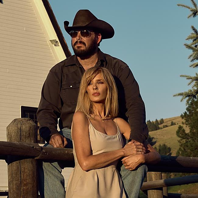 Cole Hauser y Kelly Reilly como Rip y Beth en una imagen de Yellowstone.