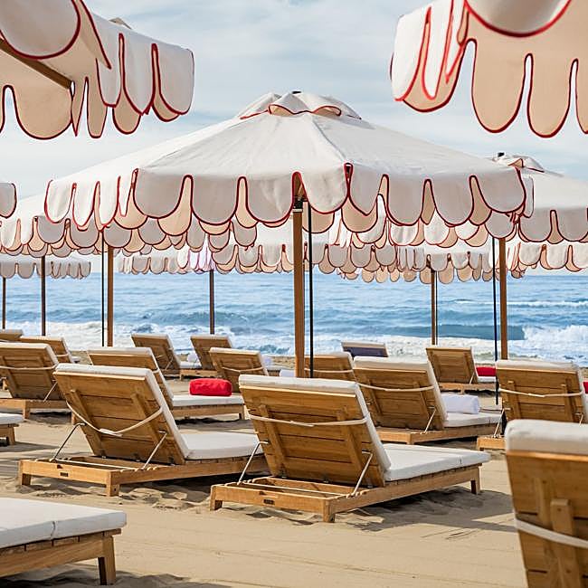 Zona de tumbonas del beach club.