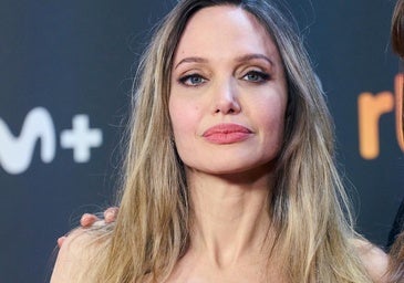 Angelina Jolie arrasa en Festival de Cine de San Sebastián: espectacular y muy elegante con este vestido negro