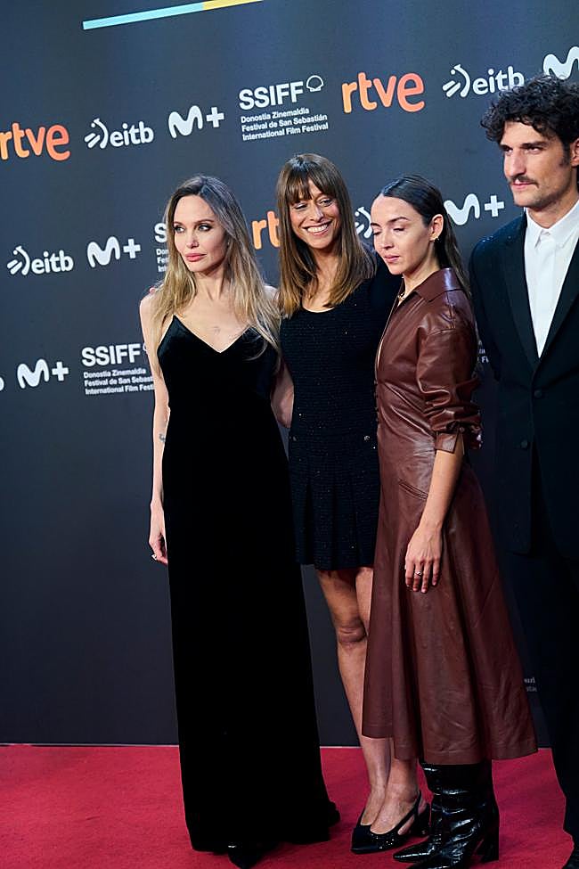 Angelina Jolie con un vestido negro.