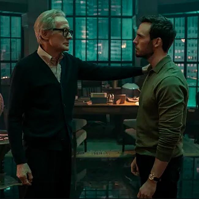 Sam Claflin y Bill Nighy en una imagen de la miniserie basada en la novela de Harlan Coben, Lazarus.