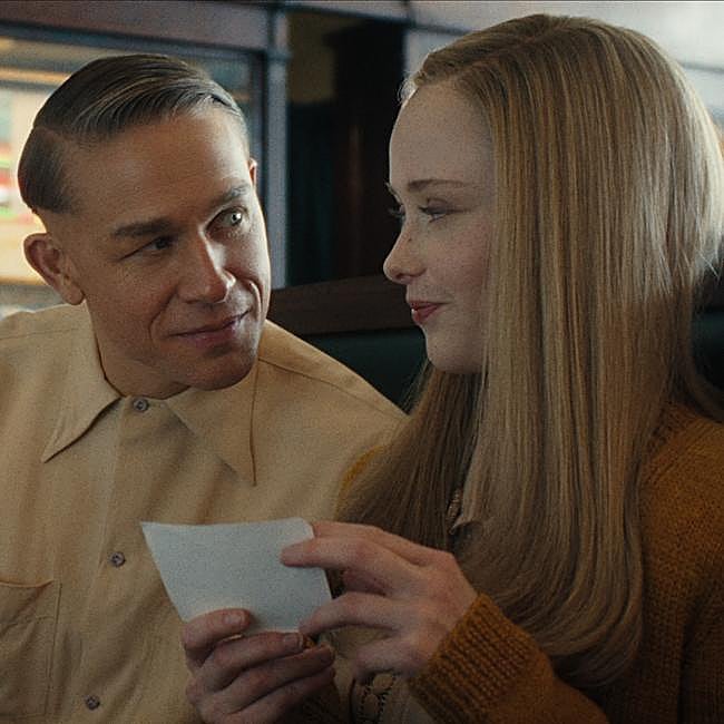 En el centro, Charlie Hunnam como Eddie Gein en una imagen de la tercera temporada de la antología Monstruo.