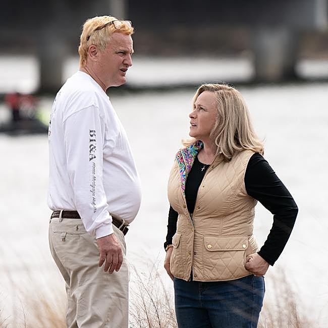 Jason Clarke y Patricia Arquette como Maggie y Alex Murdaugh, protagonistas de la miniserie Muerte en la familia Murdaugh.