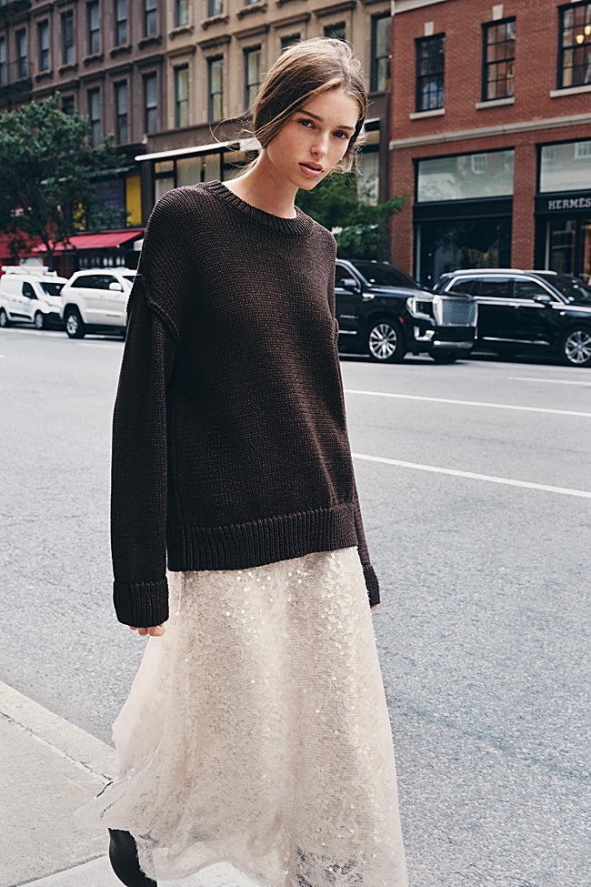 Falda blanca de lentejuelas de Zara (49,99 euros)