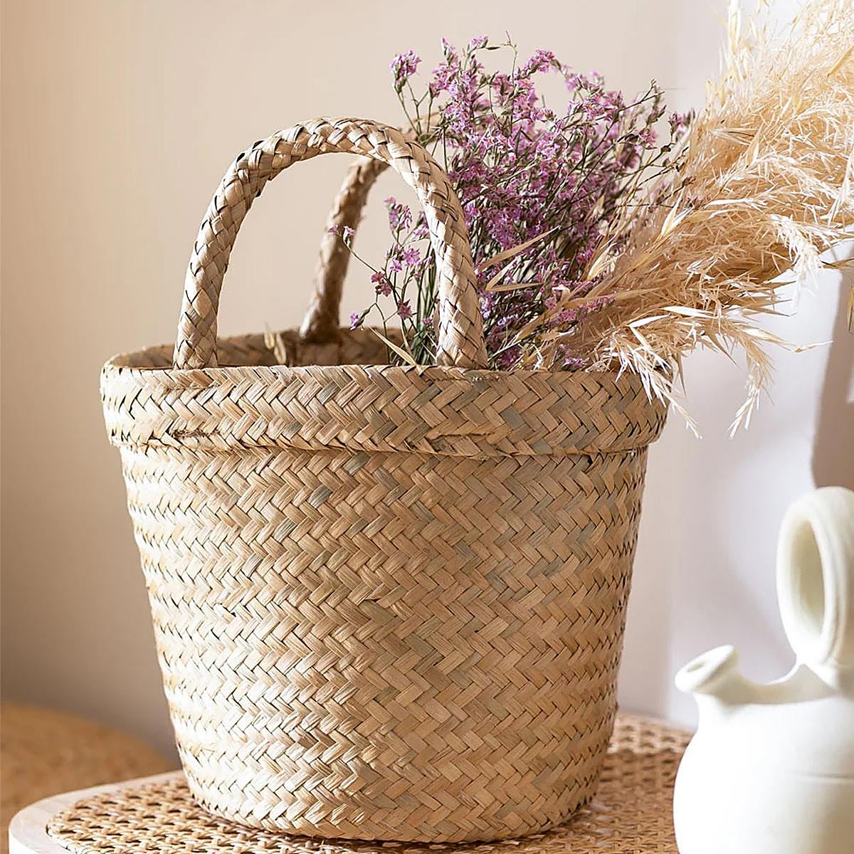 El truco definitivo para hacer el cambio de armario es usar tus capazos como cestas de almacenamiento