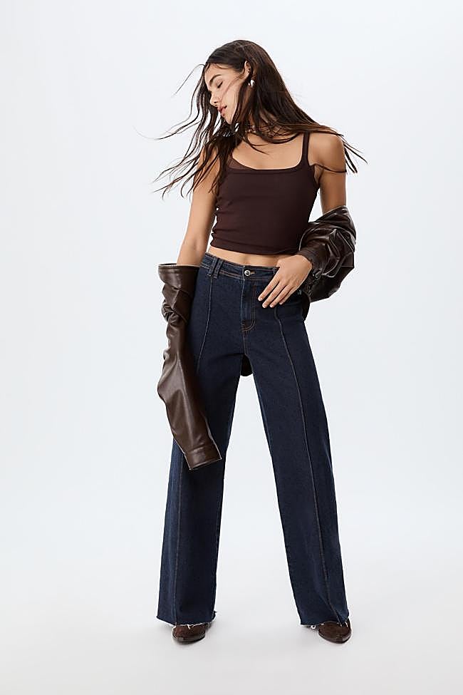 Vaqueros en azul oscuro de Stradivarius.