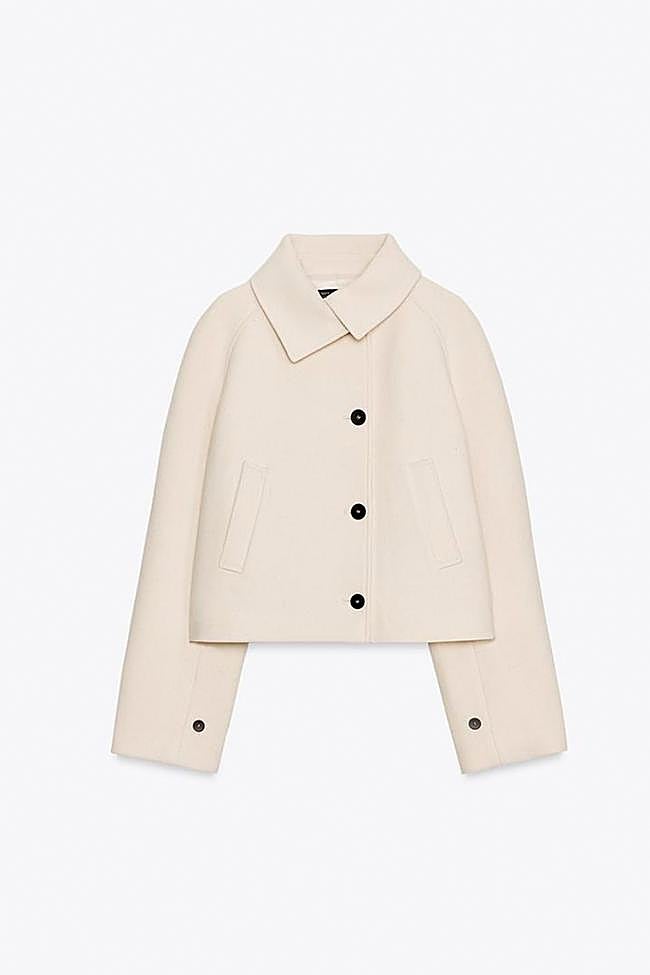 Abrigo corto con cuello cruzado de Zara.