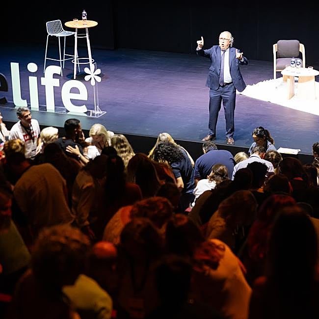 Con Emilio Duró los asistentes a la sala de charlas se emocionaron y rieron.