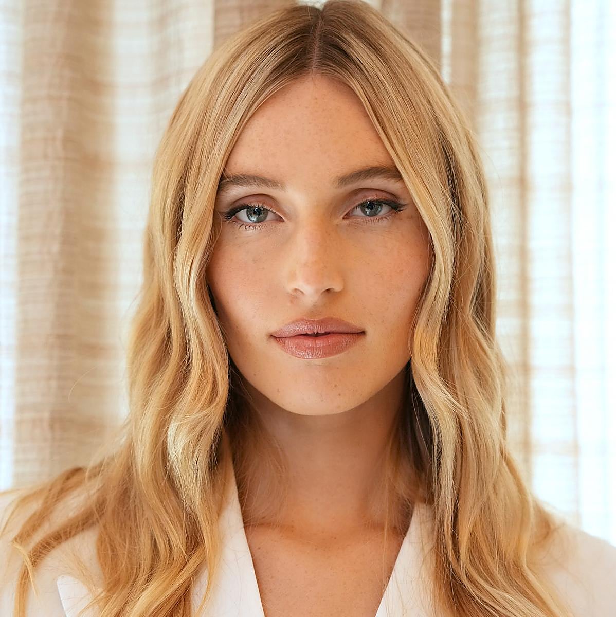 Este es uno de los productos más vendidos de la sección de belleza de Zara: pecas naturales y ojos más grandes en dos paso