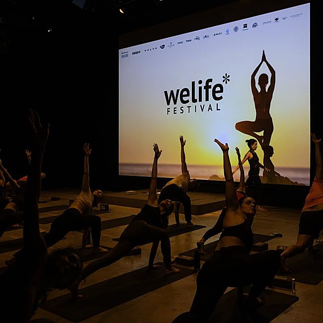 Mercedes de la Rosa inauguró la sala de bienestar con su clase de yoga.