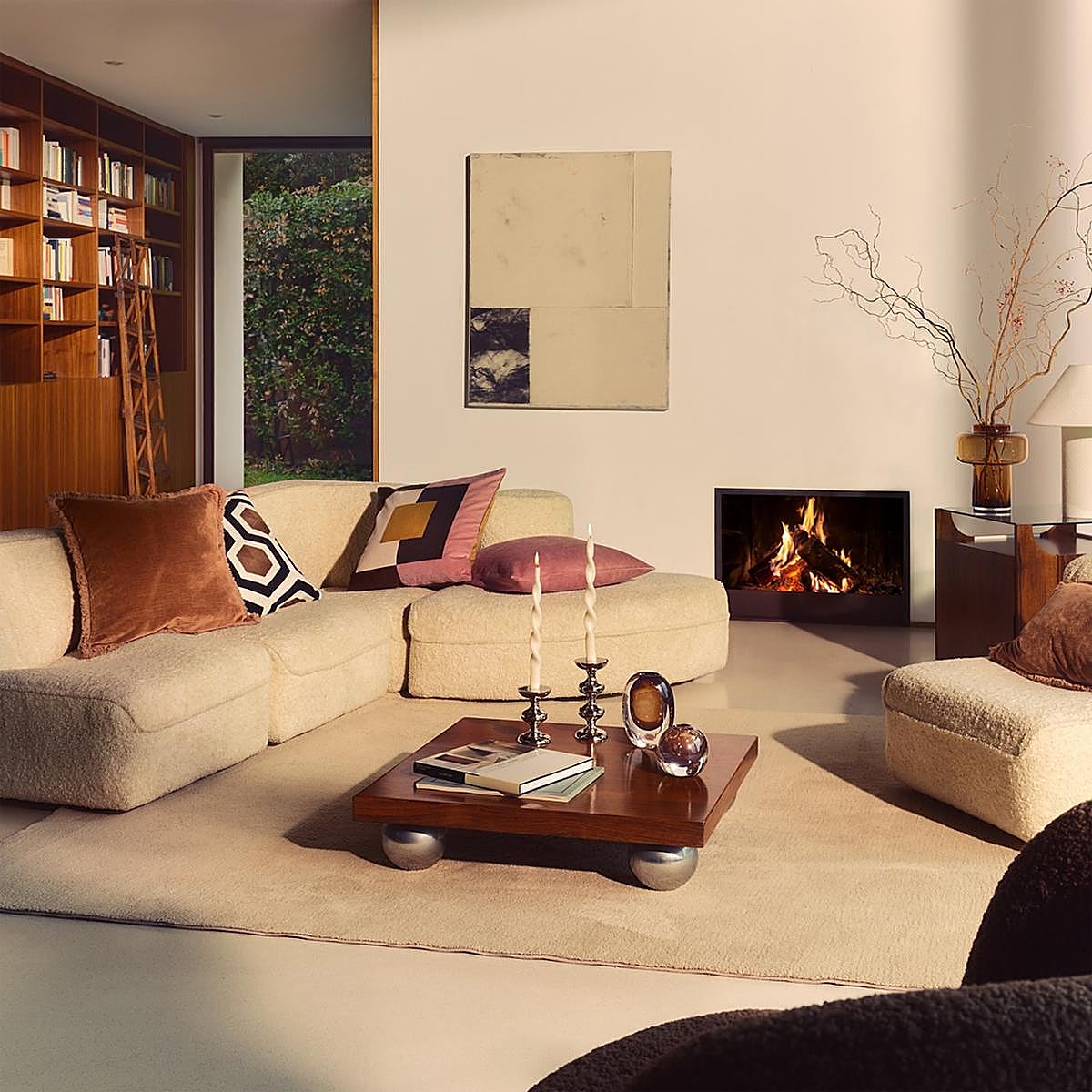 H&M Home lanza la colección deco más bonita de su historia: muebles que parecen de lujo y vajillas pintadas a mano