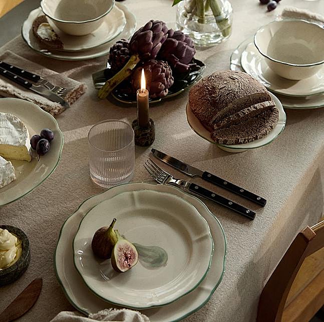 El set de dos platos de entrante de estilo vintage con orilla pintada a mano y elaborados en gres cuesta 15.99 euros. El moldelo pintado cuesta 9.99 euros la unidad.