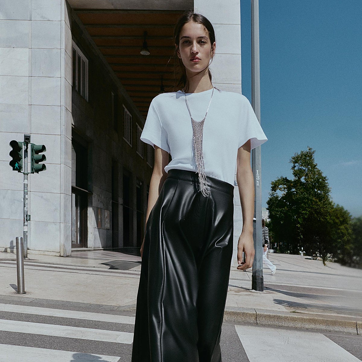 El vestido negro se reinventa por obra y gracia de los diseños de piel. ¿Midi o mini?