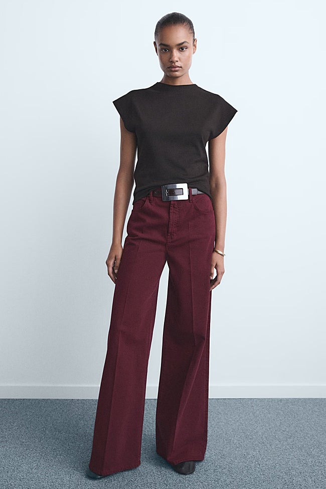 Pantalón burdeos de Mango (29,99 euros)