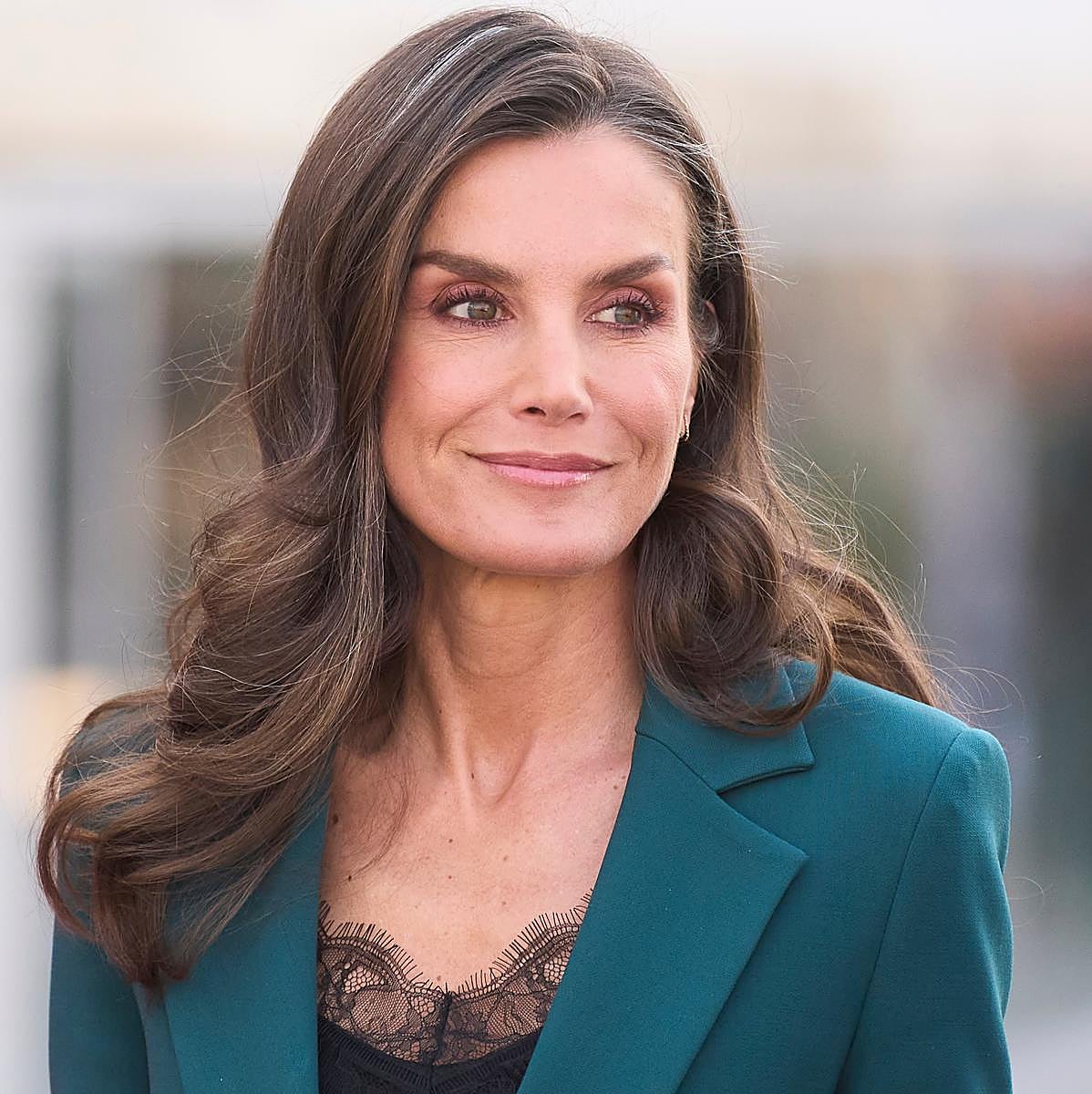 La reina Letizia con ondas en el pelo.