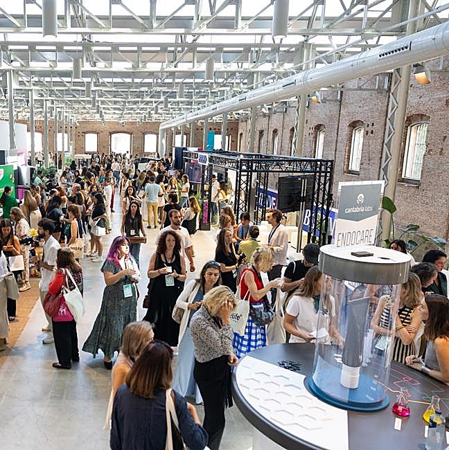 Un paseo por los stands permitía charlar, descansar, informarse y reponer fuerzas con un picoteo saludable.