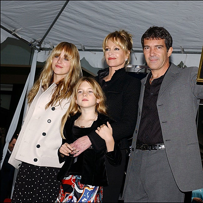 Antonio y Melanie junto a Stella del Carmen y Dakota Johnson.