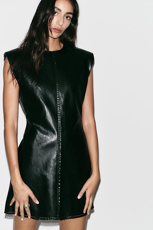Vestido negro de Zara (35,99 euros)