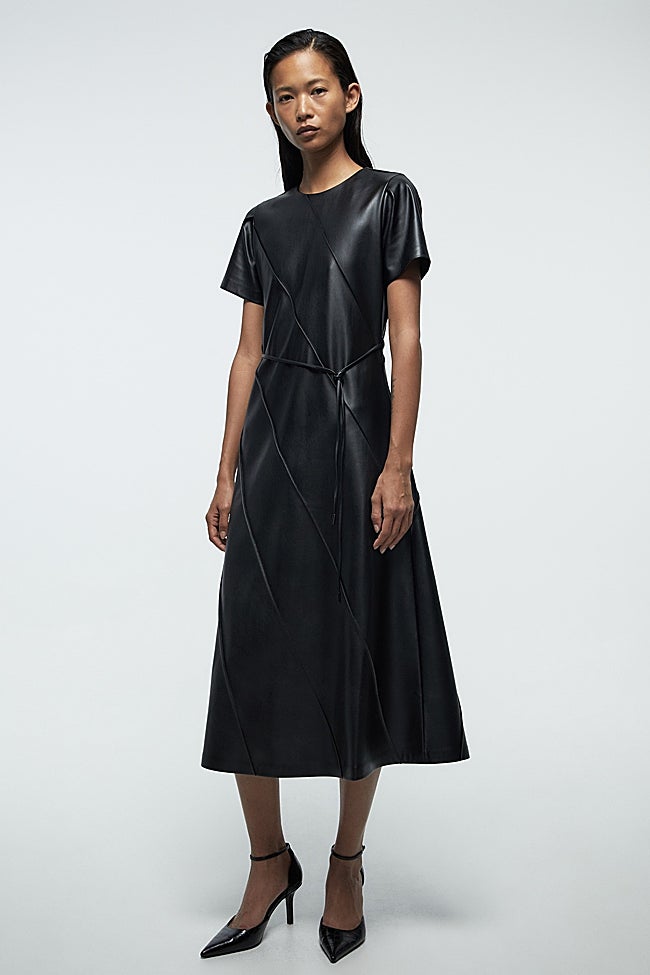 Vestido negro de Sfera (39,99 euros)